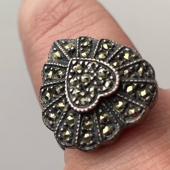 Vintage Sterling Silver marcasite Heart Ring - Picture 2 of 10